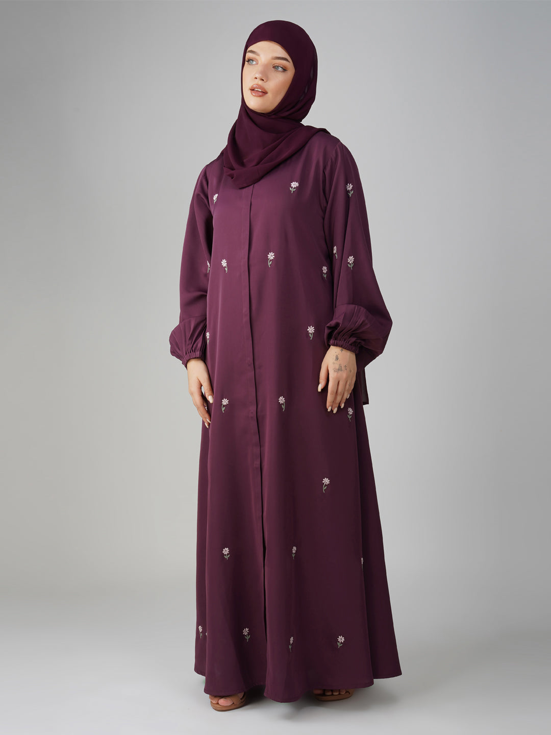 Nusrat Ditsy Threadwork Abaya
