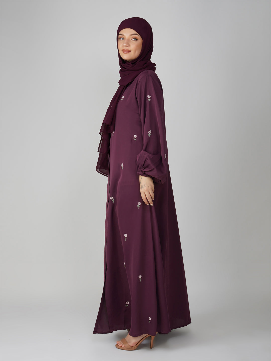 Nusrat Ditsy Threadwork Abaya